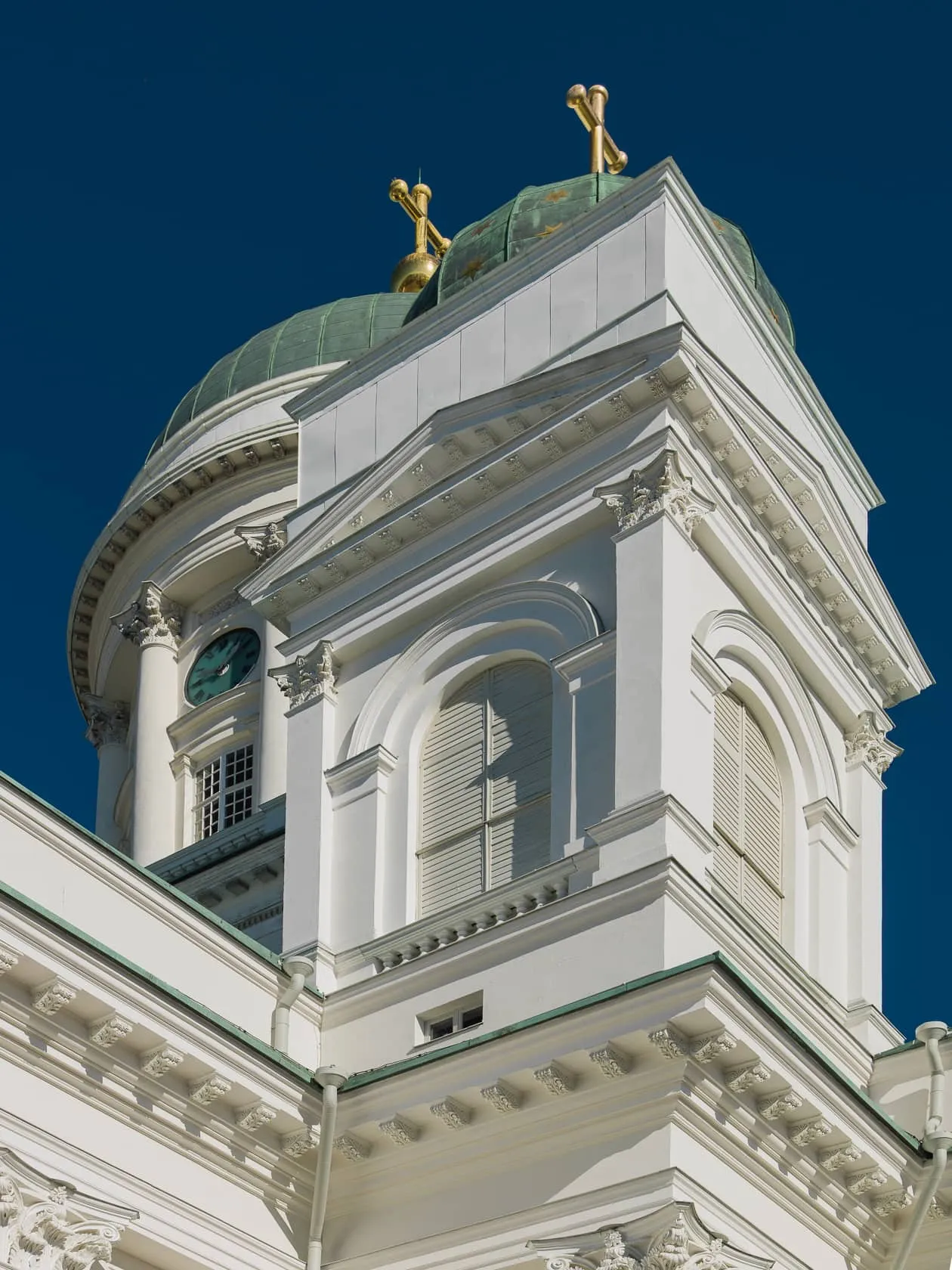 Зелёный купол белого собора с золотыми крестами крупным планом