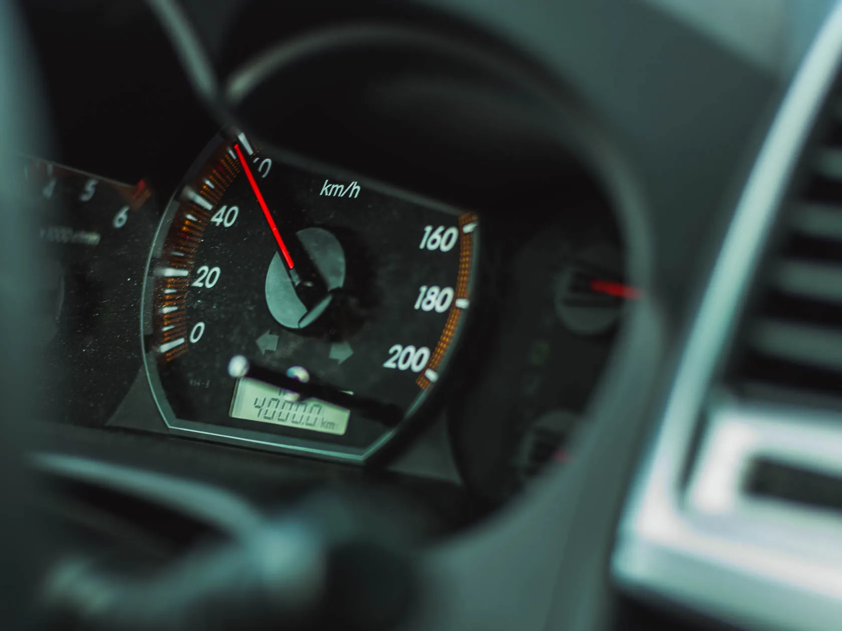 Приборная панель автомобиля со счётчиком пробега 40000 км